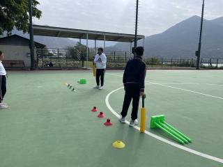 板球課